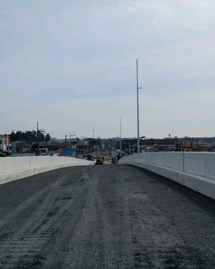 2/15 本日は監査委員の現地視察。高場陸橋を視察させていただきました。佐和駅の工事完了予定は・東口広場→年末頃・西口広場→来年春ごろ高場陸橋の4車線化、交差点改良工事の完了は今年の12月（年末）佐和駅は約7,600人/日が利用しており、西口方面が6割、東口方面が4割。今後は工場の進出もあり、通勤送迎利用も増えそうです。高場陸橋は市内有数の渋滞スポット。無事工事が完了し渋滞が緩和されることを期待しています。#ひたちなか #ひたちなか市議会議員 #鈴木みちお #監査委員 #佐和駅