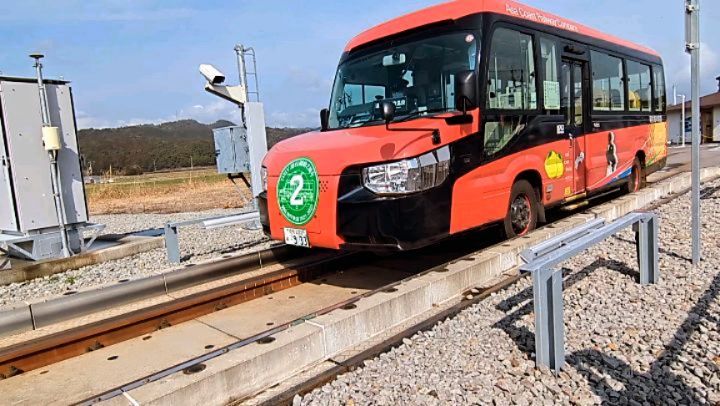 2/20 海陽町DМV現地視察導入までの歴史的経緯、メリット、コストなど座学と実際に乗車して利用者の様子も見ることが出来ました。鉄道区間とバス区間の柔軟な路線設定とそれに伴う観光動線の確保などのメリットと、車両の乗車人員問題(実態としては後続を運行し不足補う)などの弱みも丁寧に説明いただきました。#徳島県 #海陽町 #DМV#阿波海南 #東洋町 #ひたちなか #ひたちなか市議会議員 #鈴木みちお